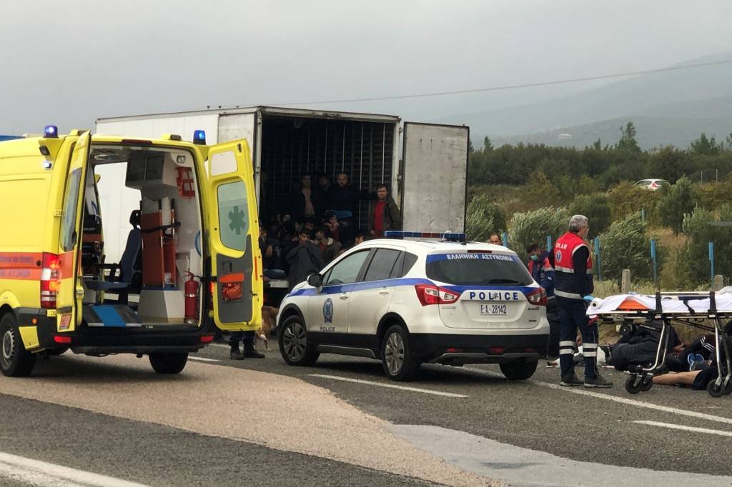 41 imigrantes vivos são encontrados em caminhão refrigerado na Grécia