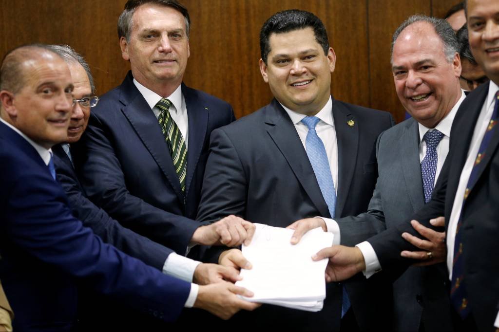 Entrega: PEC do Pacto Federativo foi protocolada nesta terça-feira no Senado Federal (Adriano Machado/Reuters)