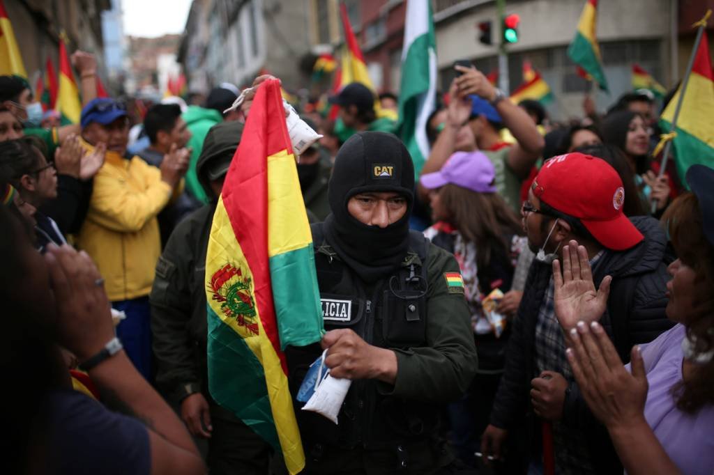 Bolívia sob tensão máxima após rebelião de policiais, que se estende