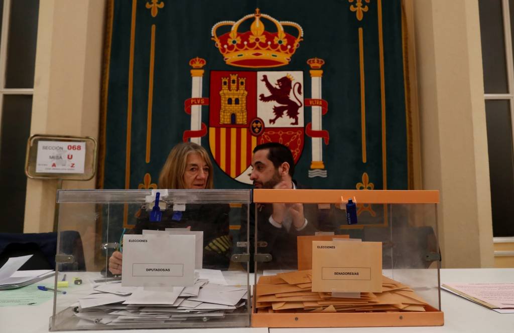 Urnas fecham na Espanha, e pesquisa aponta crescimento da extrema-direita