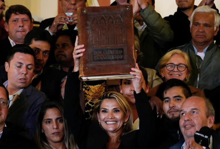 Bolívia: "Deus permitiu que a Bíblia voltasse a entrar no Palácio. Que Ele nos abençoe", disse Añez (Carlos Garcia Rawlins/Reuters)