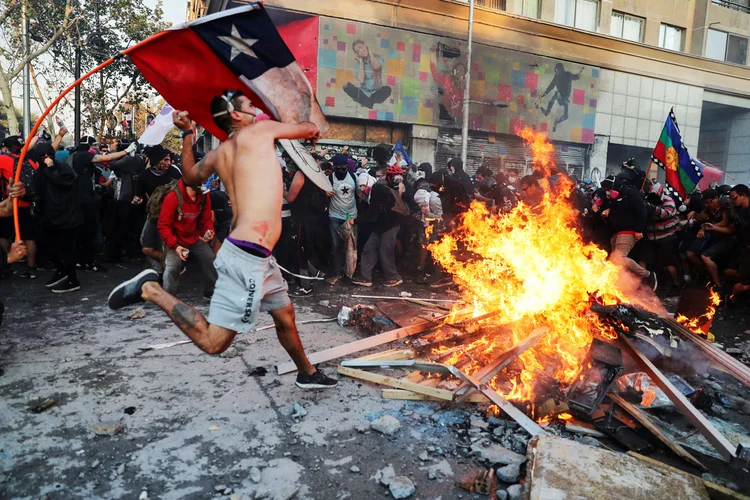 Protestos no Chile: manifestantes protestam contra governo chileno em Santiago, nesta terça (Ivan Alvarado/Reuters)