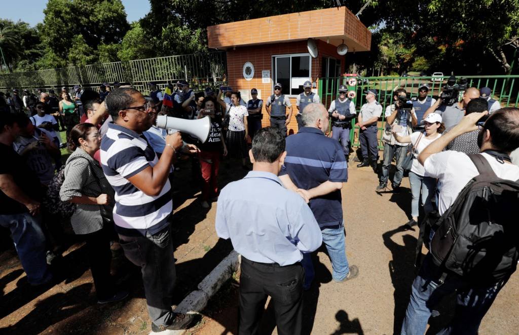 Representantes de Guaidó controlam embaixada da Venezuela no Brasil