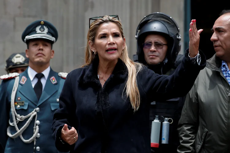 A líder interina da Bolívia, Jeanine Áñez, chegou nesta quarta-feira à Casa do Governo (Carlos Garcia Rawlins/Reuters)