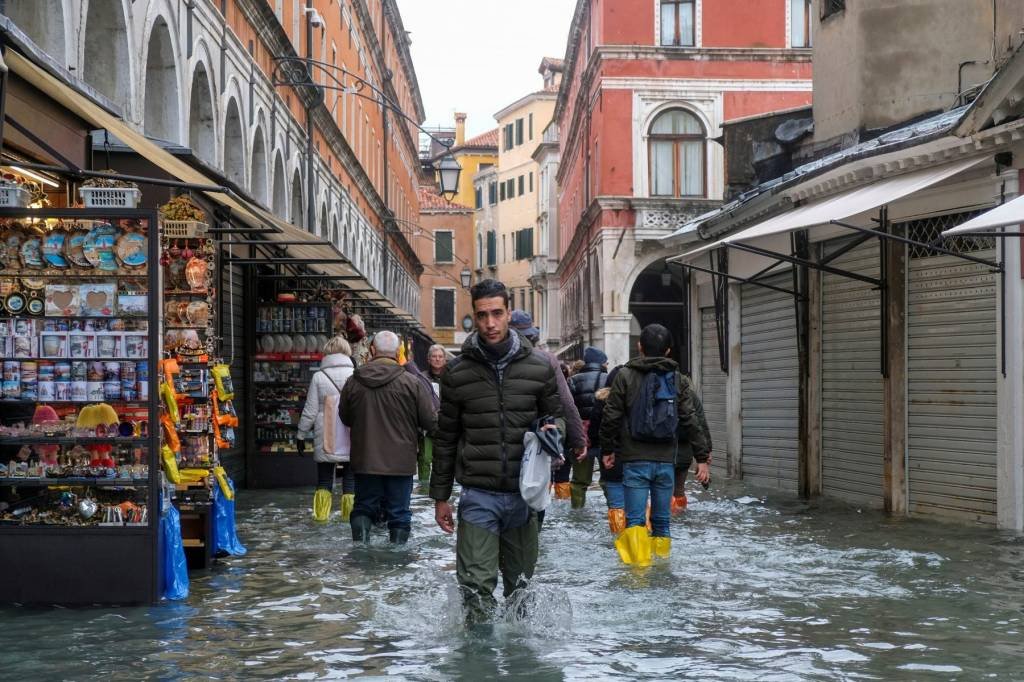 Veneza segue inundada e água pode subir ao longo do dia