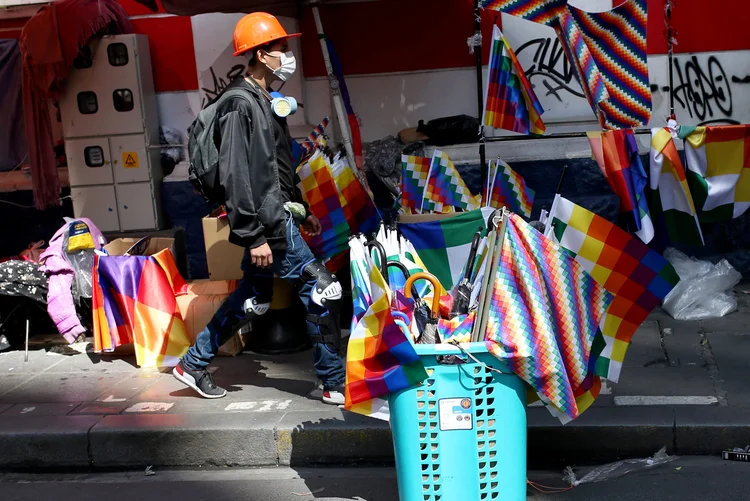 Homem caminha pelas ruas de La Paz, na Bolívia (Luisa Gonzalez/Reuters)