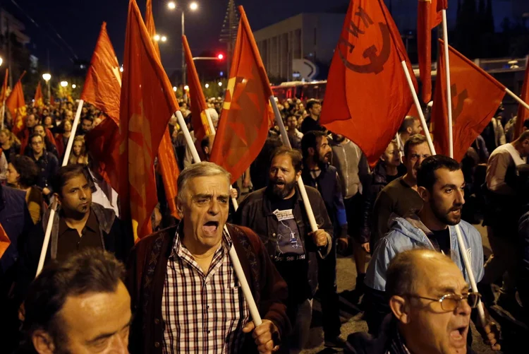 Pessoas marcham na rua no aniversário de protestos estudantis de Atenas de 1973, dia 17/11/2019 (Costas Baltas/Reuters)