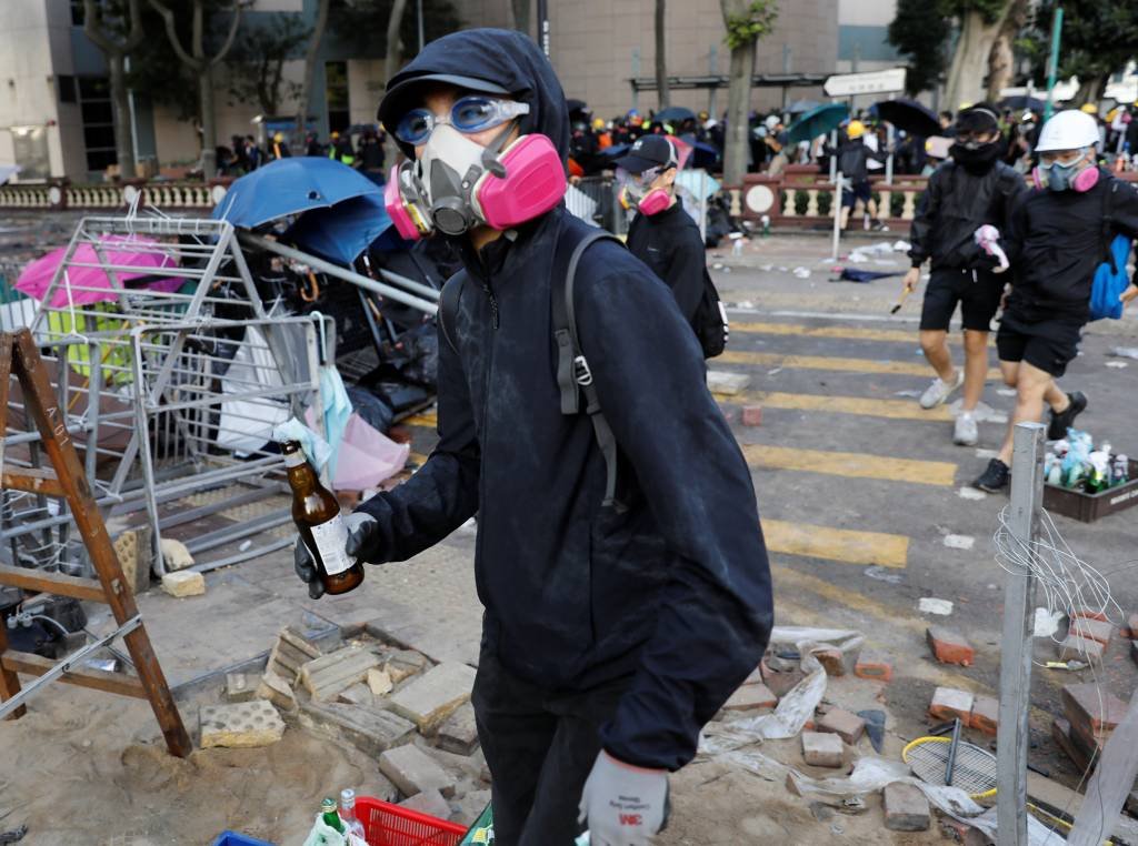 Hong Kong: Justiça considera ilegal lei que proíbe máscaras em protestos