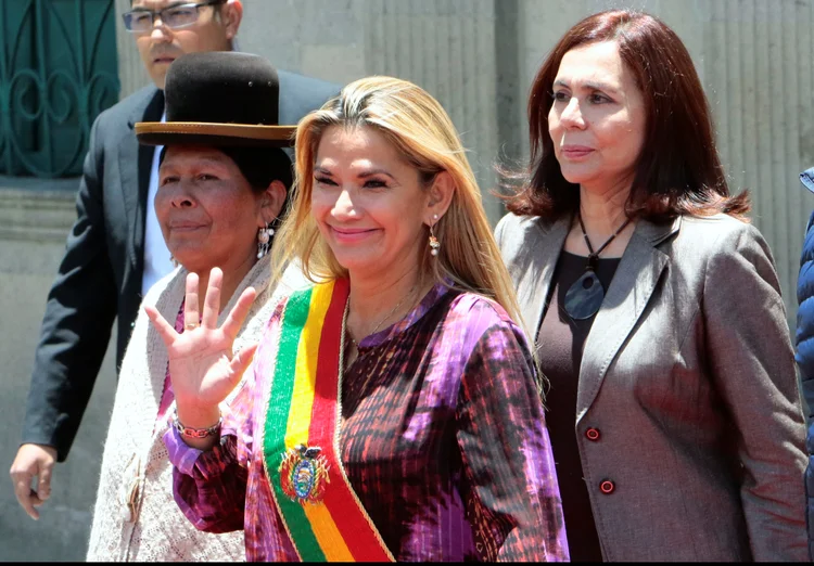 Jeanine Áñez: presidente interina mantém a possibilidade de emitir um decreto presidencial para convocar eleições (Manuel Claure/Reuters)