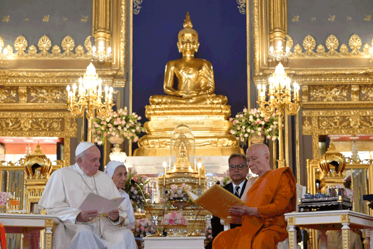Papa Francisco e monge Somdet Phra Maha Muniwong, na Tailândia: católico afirmou que o encontro pretende "acrescentar não só o respeito, como a amizade" (Marco Tassi/Vatican Media/Handout/Reuters)