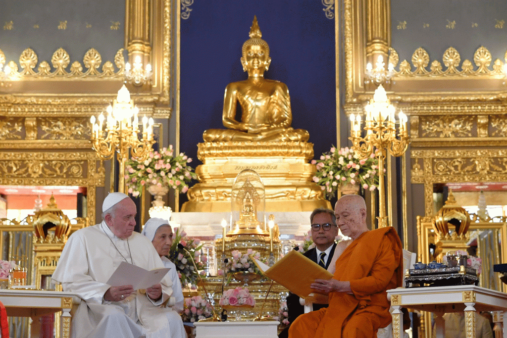 Em visita a templo, Papa Francisco fala em amizade com o budismo