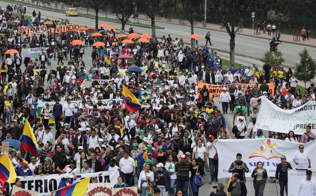 Manifestantes tomam as ruas da Colômbia para protestar contra o governo