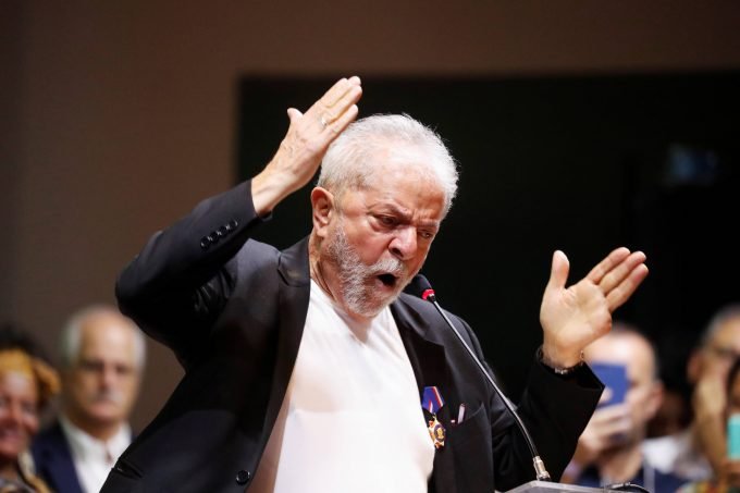 Lula aciona justiça por faixa de Luciano Hang que o chama de "cachaceiro"