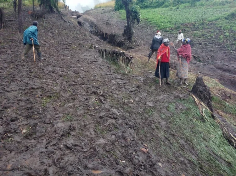 Quênia: os deslizamentos destruíram pontes, estradas e casas nas cidades de Parua, Nyarkulian e Muino (Moses Lokeris/Reuters)