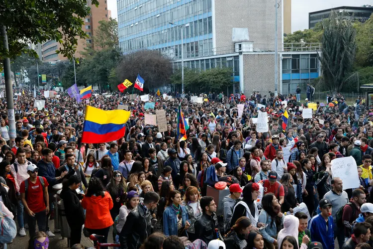Colômbia: manifestantes criticam as medidas econômicas e sociais do governo Duque (Carlos Jasso/Reuters)