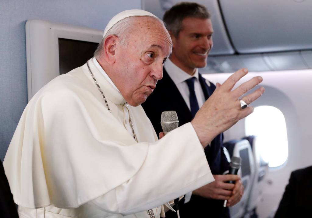 Papa se desculpa por perder paciência com fiel: "acontece comigo também"