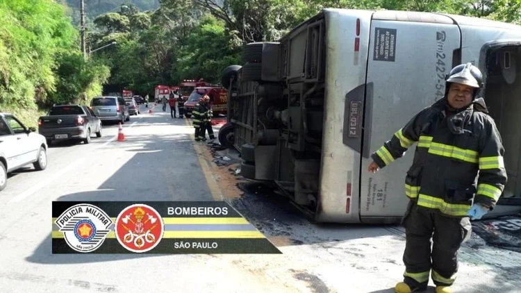 Acidente: ônibus levava jovens de um time de rugby  (Corpo de Bombeiros de São Paulo/Divulgação)