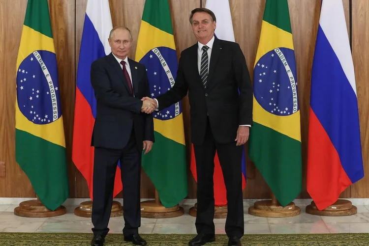 Vladimir Putin e Jair Bolsonaro: no trecho direcionado a Bolsonaro, o mandatário russo destacou que neste ano, durante a presidência do Brics, o Brasil demonstrou interesse em promover as relações do bloco (Marcos Corrêa/Agência Brasil)