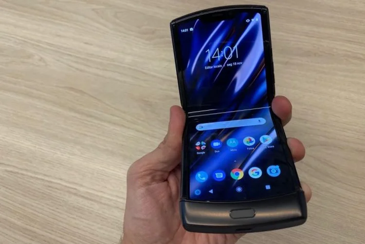 Motorola Razr: nova versão do smartphone tem sistema operacional Android e tela que se dobra verticalmente (Lucas Agrela/Site Exame)