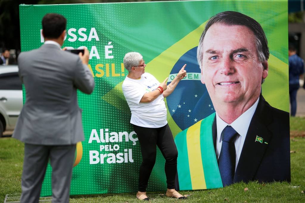 Apoiador de Bolsonaro com pôster no lançamento da Aliança pelo Brasil: estimativa é que 200 mil pessoas tenham preenchido a ficha de apoio (Ueslei Marcelino/Reuters)