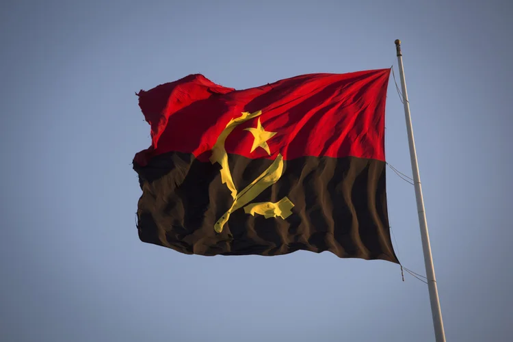 Bandeira de Angola voando em museu de Luanda (Simon Dawson/Bloomberg)