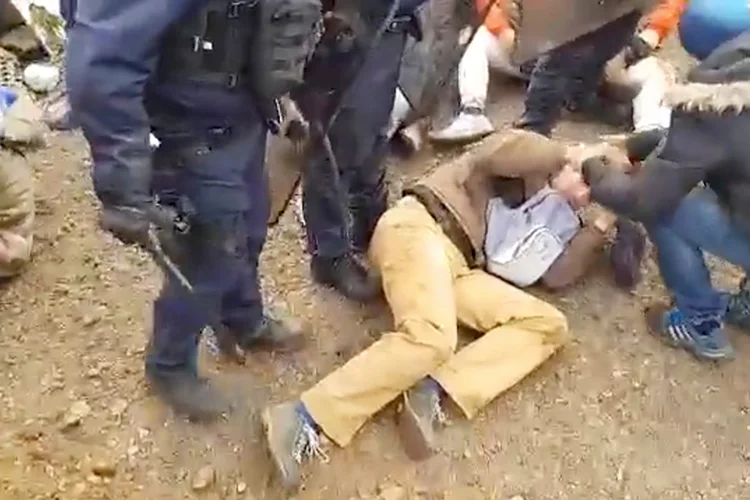 França: policiais tentam dispersar manifestantes em protesto contra Amazon pela Black Friday 2019 (Action Block Friday Stop Amazon Lyon/Reuters)