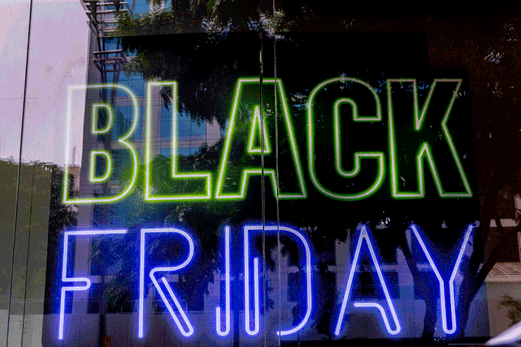 Black Friday: número pode aumentar ainda para 7,5 bilhões de dólares com as compras de sábado, domingo e segunda-feira (NurPhoto / Colaborador/Getty Images)