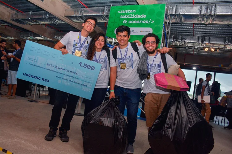 Equipe vencedora do desafio de sustentabilidade do Hacking Rio: número de materiais destinados à reciclagem é contabilizado e revertido em pontos (Foto/Divulgação)