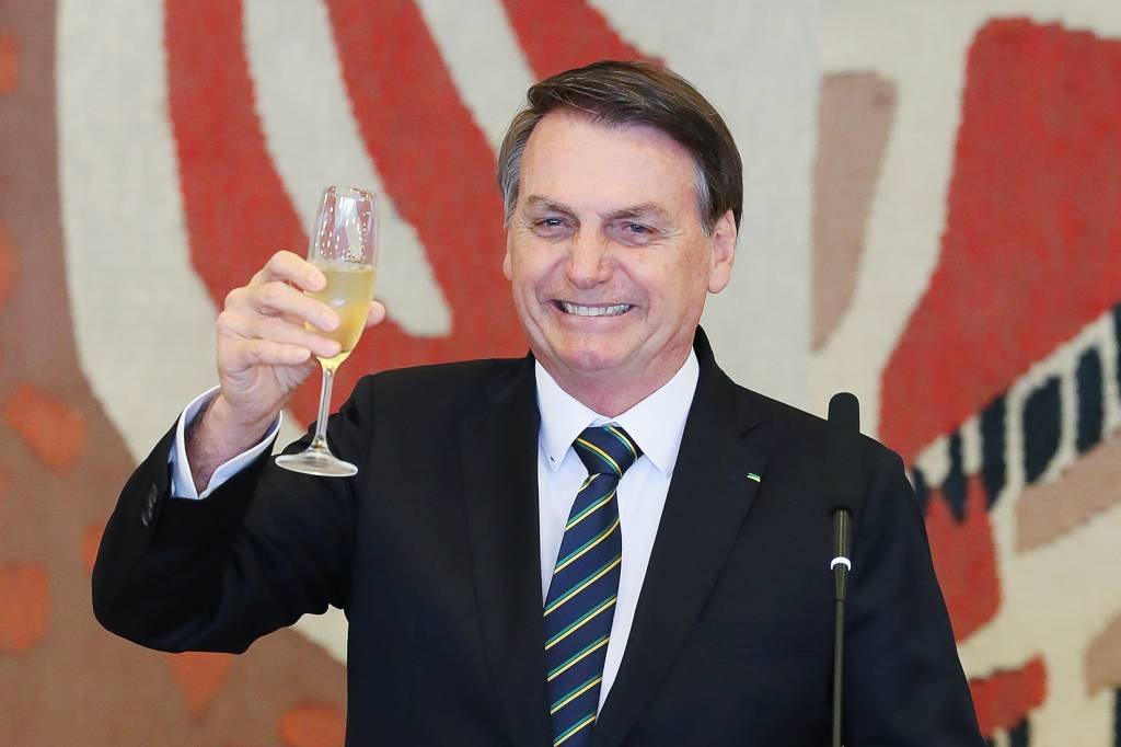 Dados da economia freiam perda de popularidade de Bolsonaro, diz Datafolha