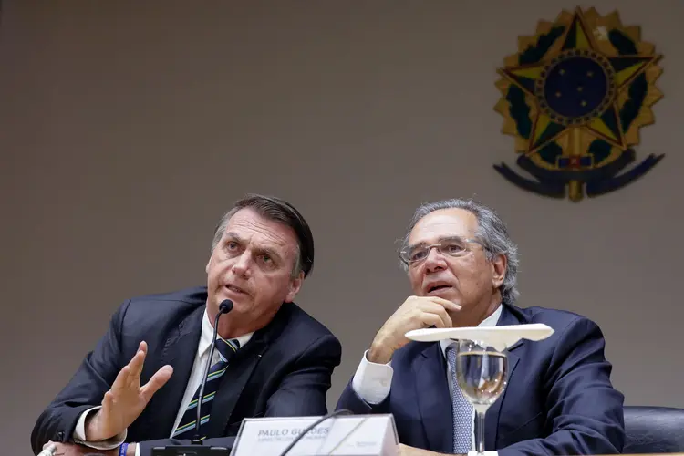 Bolsonaro e Guedes: ministro da economia prevê que o Brasil retome classificação de grau de investimento dados por agências de classificação de risco (Isac Nóbrega/PR/Flickr)