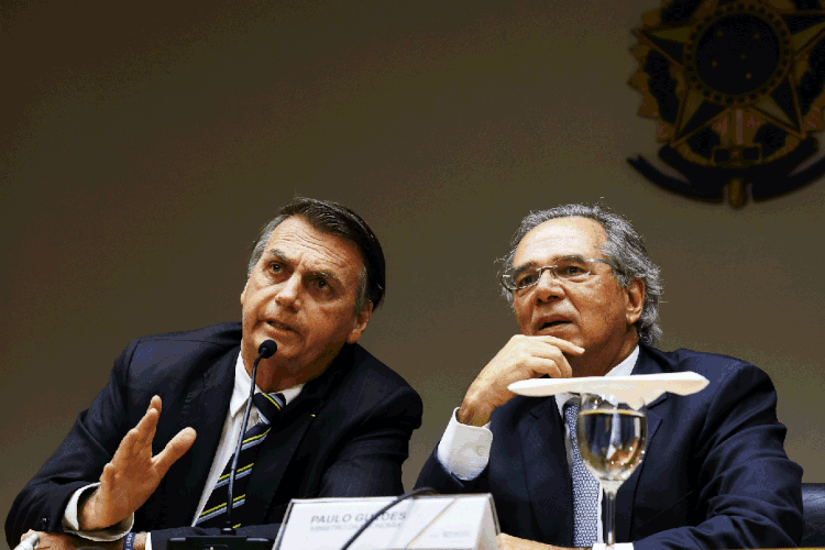 Bolsonaro e Paulo Guedes: equipe econômico do governo teria terminado o projeto com o marco legal para as startups (Isac Nóbrega/PR/Flickr)