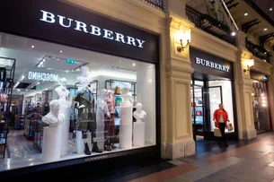Suspensão de dividendos e troca de CEO: ações da Burberry despencam mais de 15%