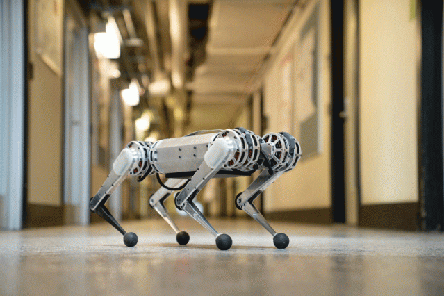 Robô criado pelo MIT joga futebol e dá mortal
