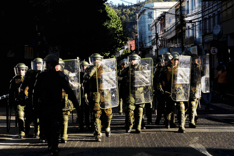 Chile: procurador vai investigar 14 policiais suspeitos de torturarem manifestantes durante as três semanas de protestos (Jose Luis Saavedra/Reuters)