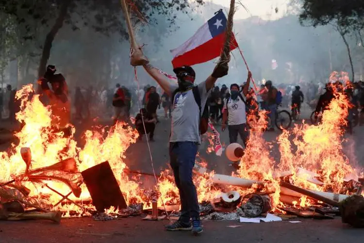 Protesto no Chile: acordo prevê redução na tarifa de transportes e aumento nas aposentadorias (Henry Romero/Reuters)