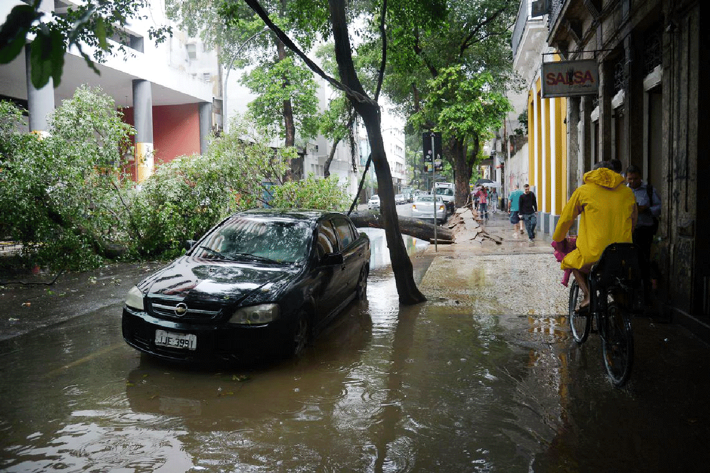 Chuva forte atinge o Rio e cidade entra em estágio de atenção