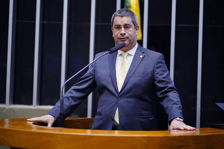Coronel Tadeu: deputado arrancou cartaz da parede e quebrou obra que era parte da exposição (Pablo Valadares/Agência Câmara)
