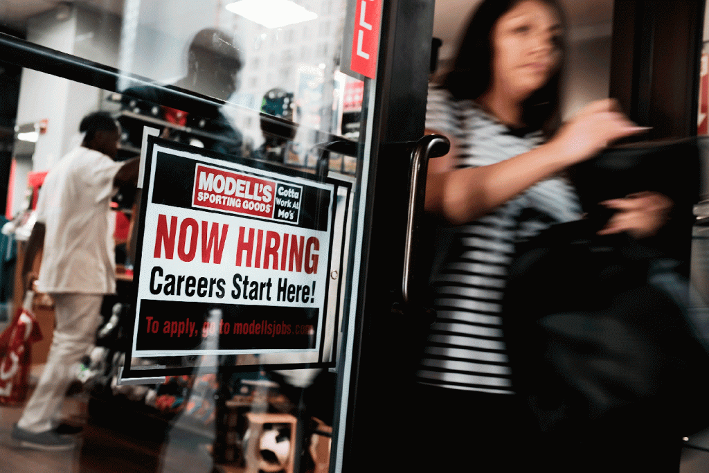 EUA: o mercado de trabalho permanece forte por enquanto, com a taxa de desemprego nos EUA prevista para ficar perto do menor nível em mais de 50 anos para o mês de junho (Spencer Platt/Getty Images)
