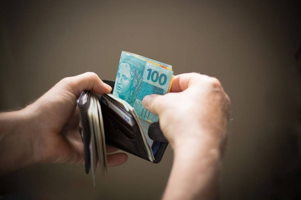 Cheque especial: bancos poderão cobrar tarifa de 0,25% para quem exceder o valor de 500 reais (DircinhaSW/Getty Images)