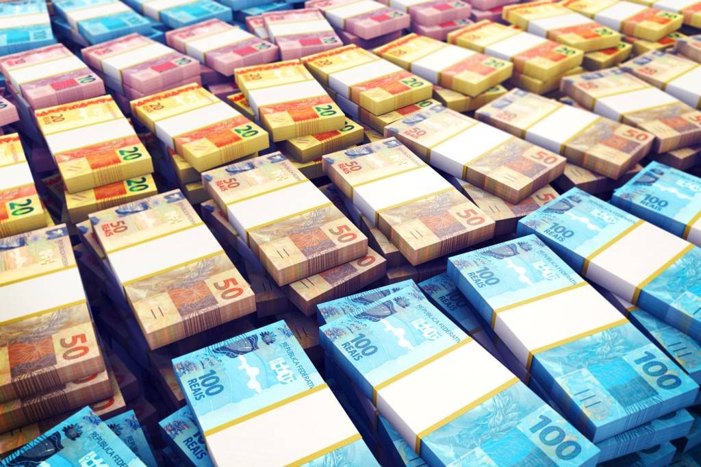 Várias notas de dinheiro do brasil, notas reais em textura e superfície