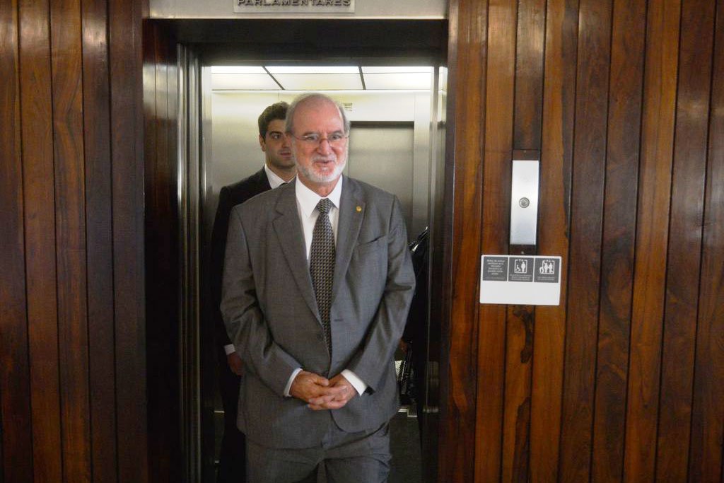 Ex-governador de MG Eduardo Azeredo é solto após decisão da Justiça