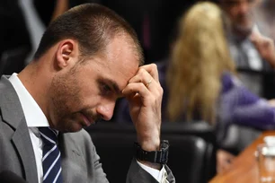 Imagem referente à matéria: Motta veta indicação de Eduardo Bolsonaro como líder da minoria na Câmara após denúncia da PGR