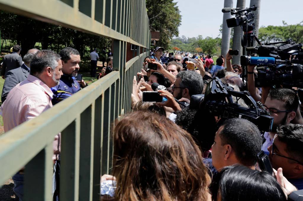 Grupo pró-Guaidó deixa prédio, mas segue na área da embaixada da Venezuela