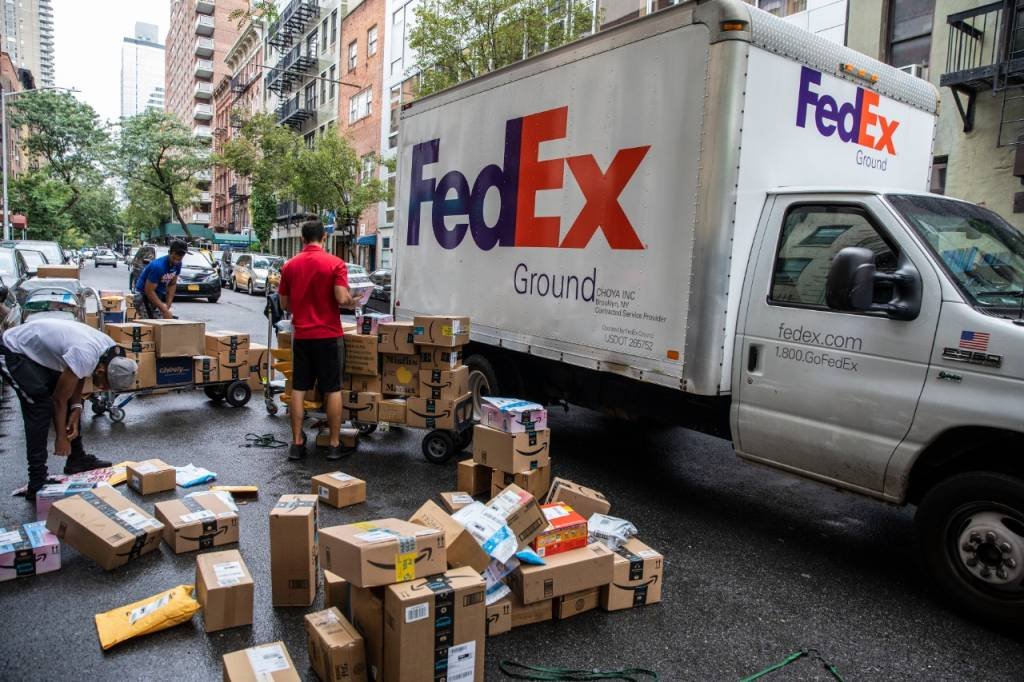 FedEx desaba 21% após anunciar fechamento de escritórios e redução de voos por cenário macro