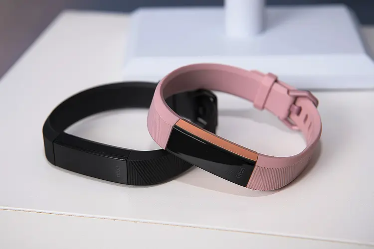 Fitbit: dispositivos fitness monitoram os passos dos usuários, calorias queimadas e distância percorrida (Dave Kotinsky / Correspondente/Getty Images)