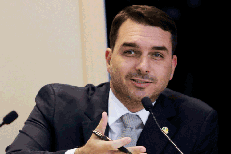 Senador Flávio Bolsonaro participa de assinatura de contrato de adesão do Terminal UTE GNA I do Porto do Açú - para movimentação de GNL (Gás Natural Liquefeito).
 (Wilson Dias/Agência Brasil)