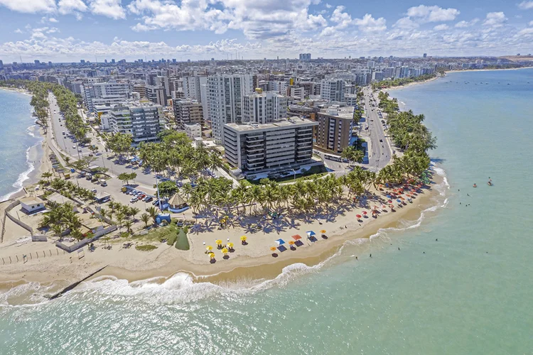 Praia de Ponta Verde, em Maceió: 60% dos moradores da cidade não têm acesso a coleta de esgoto  (Tales Azzi/Pulsar)