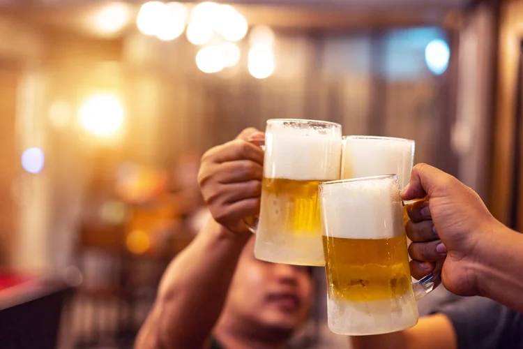 Chopp: promoção dá direito a um voucher por mesa (Witthaya Prasongsin/Getty Images)