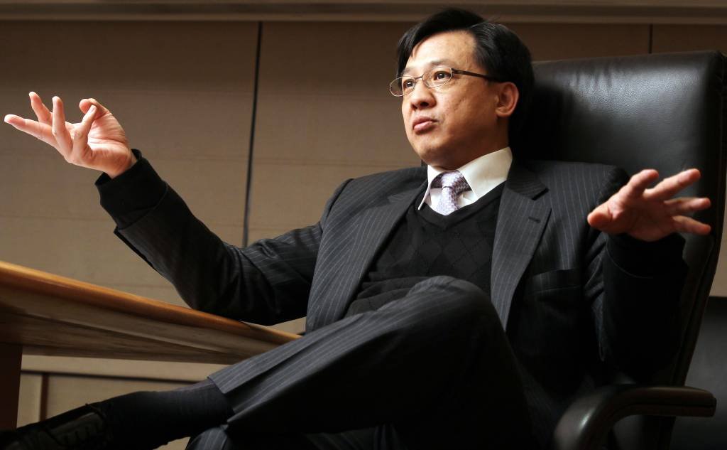 Deputado pró-Pequim é esfaqueado em Hong Kong