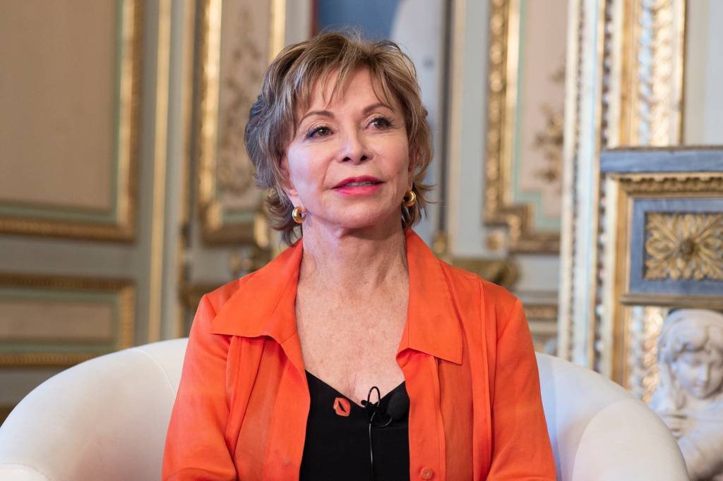 Em novo livro, Isabel Allende narra fuga de espanhóis com ajuda de Neruda